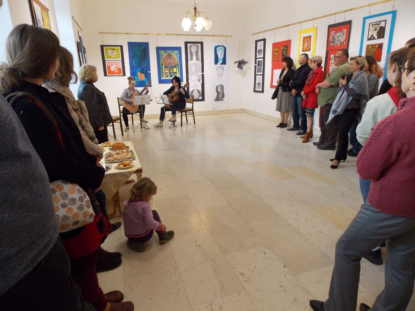 Výtvarný obor v divadle zahájil výstavu žáků druhého stupně.