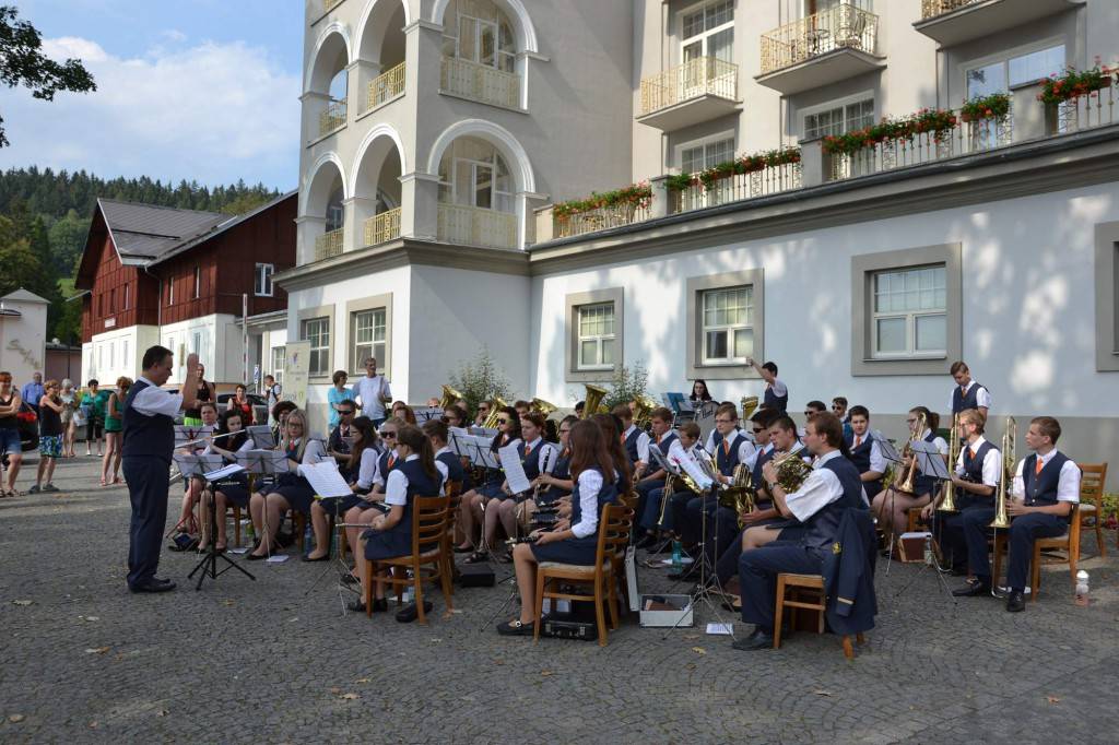 DOM ZUŠ Jeseník a Crazy Girls - Koncert před sanatoriem Priessnitz 