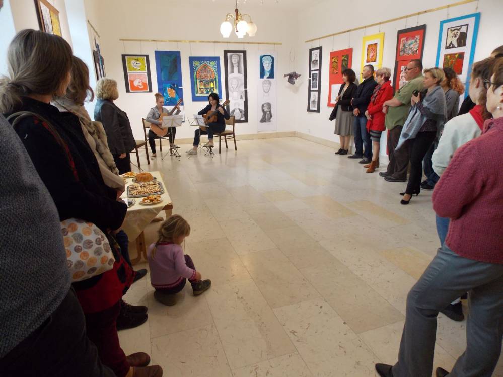 Výtvarný obor v divadle zahájil výstavu žáků druhého stupně.